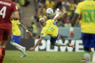 As manifestações políticas e a consagração de Richarlison na primeira vitória do Brasil na Copa do Mundo