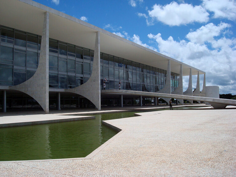 Vem aí aumento de salários de senadores, deputados, ministros e servidores de todos os órgãos do Governo Federal