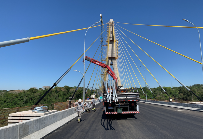 96,6% da nova ponte que liga o Brasil ao Paraguai está pronta, com 100% da estrutura finalizada