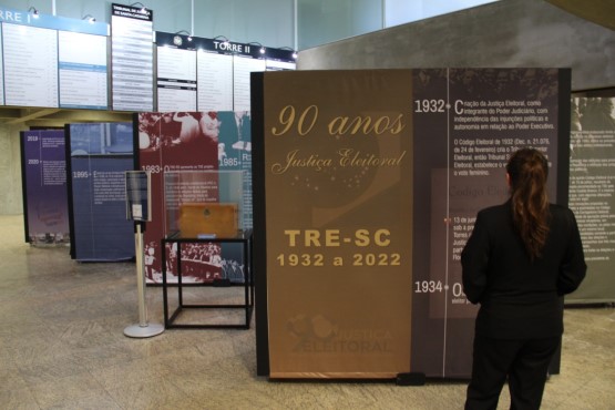 Exposição dos 90 anos da Justiça Eleitoral no Hall do Tribunal de Justiça de Santa Catarina