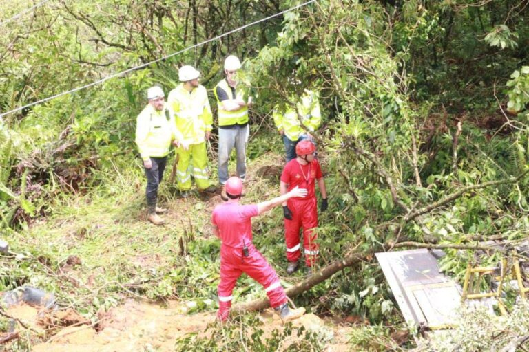 O difícil trabalho das equipes no desastre na BR-376 que liga o Paraná a Santa Catarina