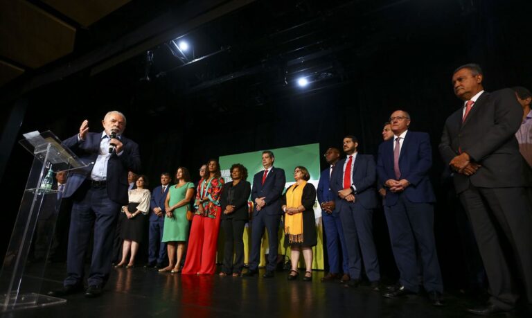 Lula anunciou nesta quinta-feira (22), 16 ministros para o seu governo