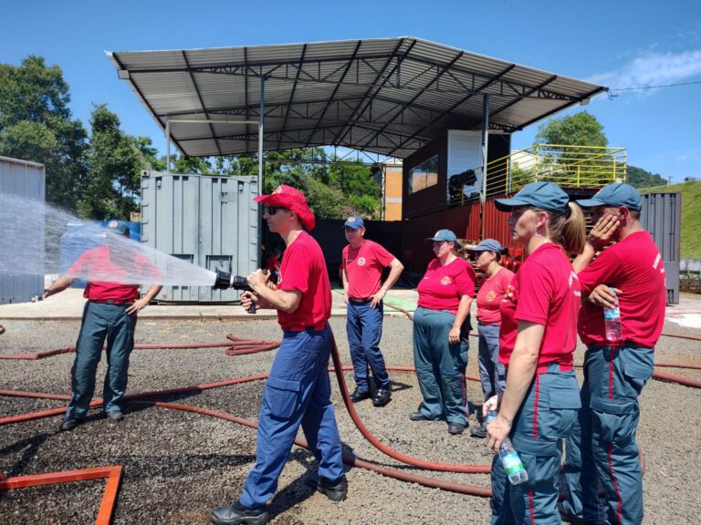 Bombeiros comunitários de Irineópolis realizam treinamento em Joaçaba