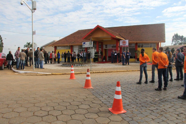 A inauguração do quartel do Corpo de Bombeiros de Irineópolis