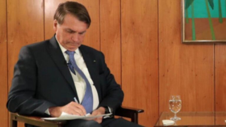 Presidente Bolsonaro assinou Medida Provisória que eleva salário mínimo para R$ 1.302,00