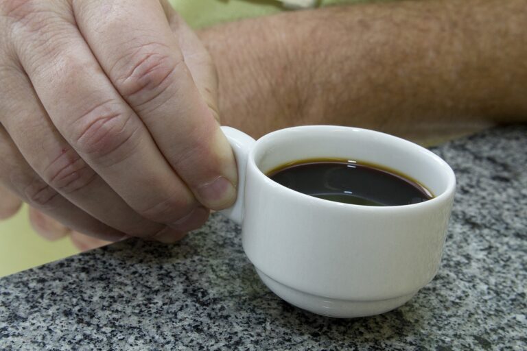 Beber café sem comer algo pela manhã pode afetar seu estômago?