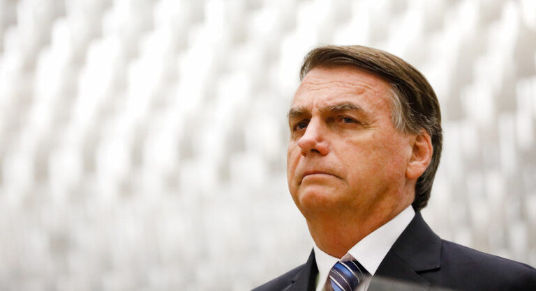 Com fortes dores abdominais, Bolsonaro é internado nos Estados Unidos