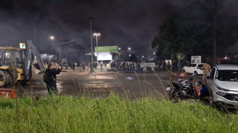 Tropa da Polícia Militar do Paraná impede ação de manifestantes bolsonaristas em Araucária