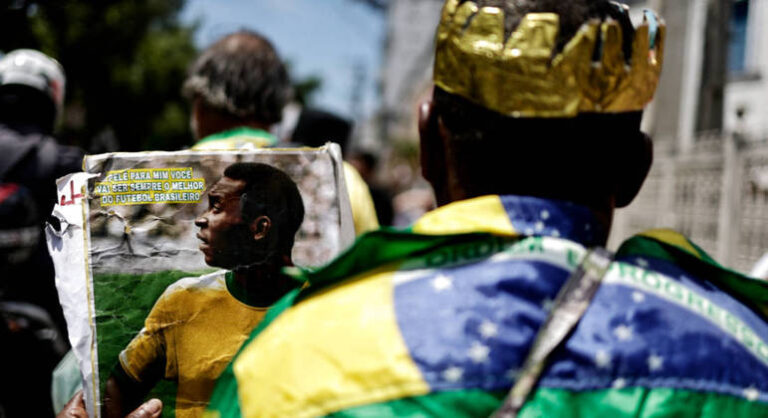 Pelé ( O REI) está no descanso eterno!