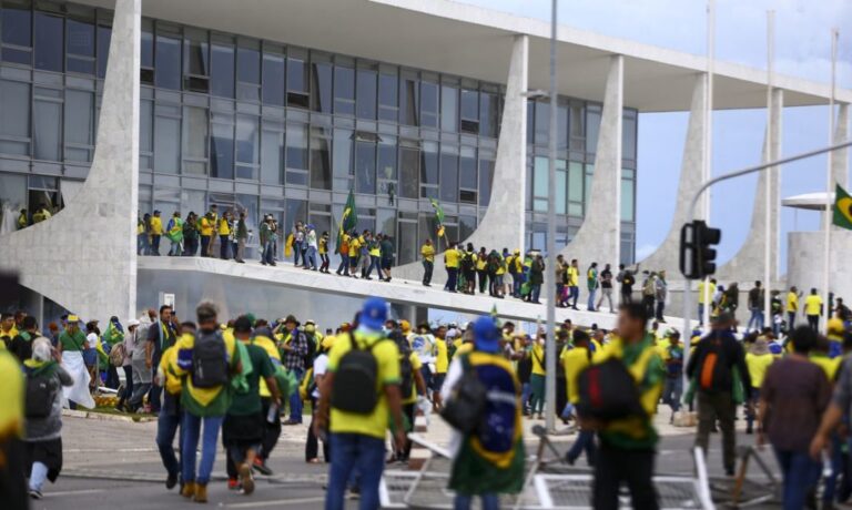 Bolsonaristas operam supergrupos nas redes sociais e cobram soltura de presos