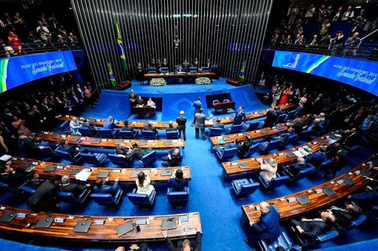 Senado aumenta benefício para senadores e mais passagens aéreas