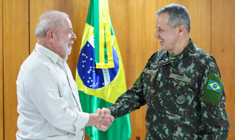 General Paiva quer aproximar Lula ao alto Comando do Exército