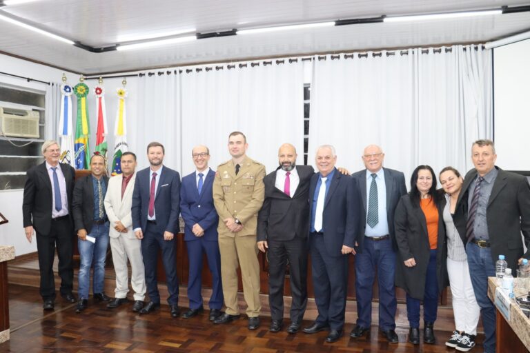 Major Paulo Ricardo Galle, comandante da Polícia Militar, fala aos vereadores de Porto União