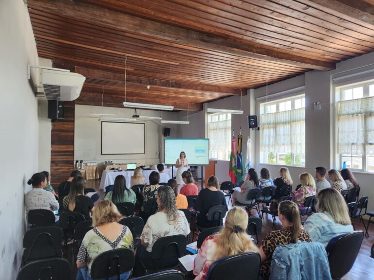 Porto União sedia reunião de profissionais da educação da Amplanorte