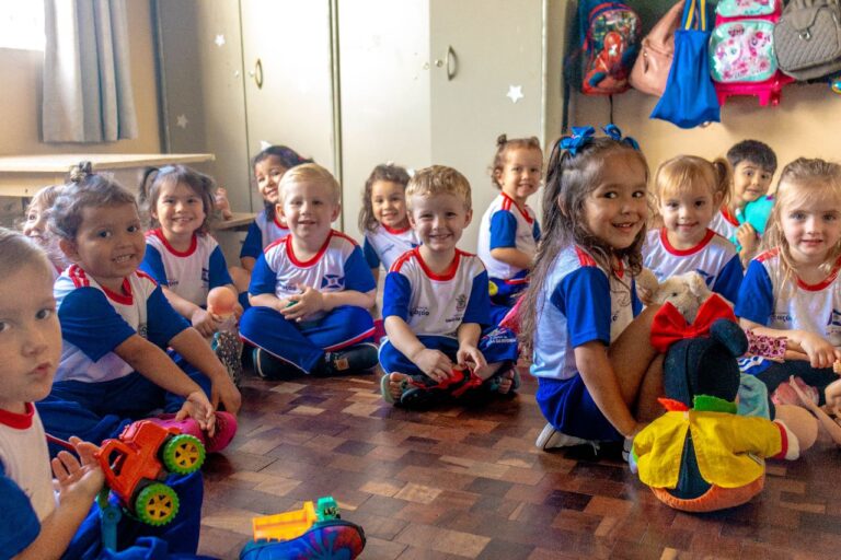 Iniciada a entrega dos novos kits de uniformes aos alunos da rede municipal de União da Vitória