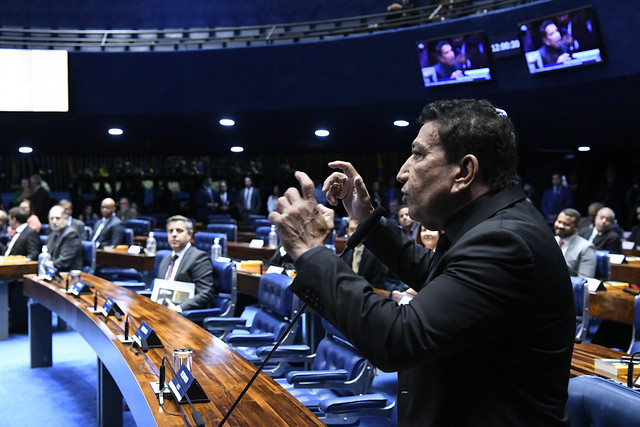 Senado: “Trabalho” de nove dias por mês…