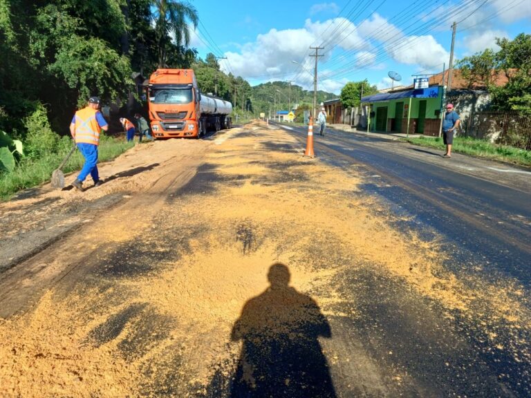 Óleo derramado na BR-153 e na Auto Via João Reolan mobilizou Prefeitura e vários órgãos públicos