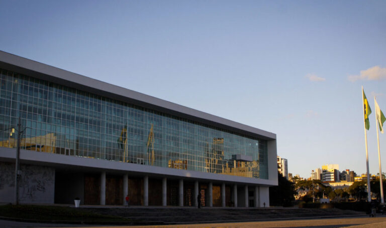 Fechado o primeiro escalão, governador Ratinho Junior começa a atender as indicações dos deputados