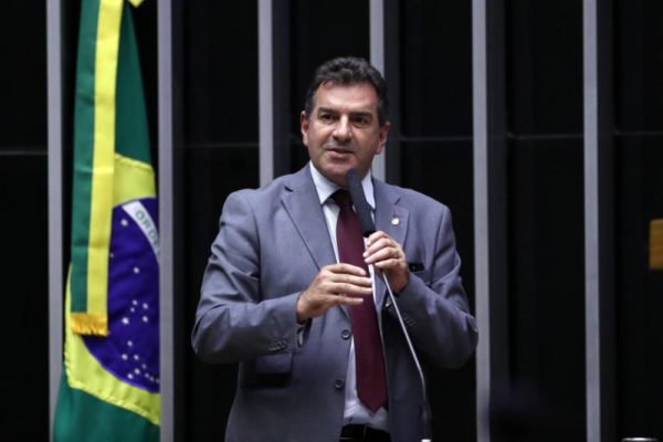 Valdir Cobalchini quer merenda escolar nos gastos do ensino, segundo a Constituição