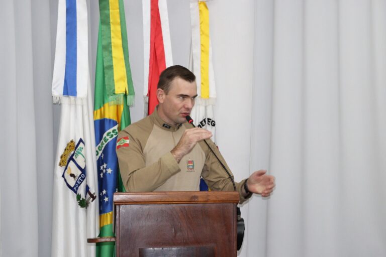 Major Galle, comandante da PM, fala aos vereadores sobre segurança escolar