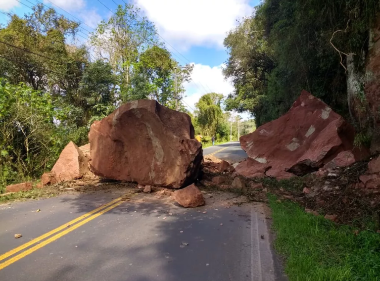 Os problemas das obras de contenção do morro na rua Venceslau Vaz