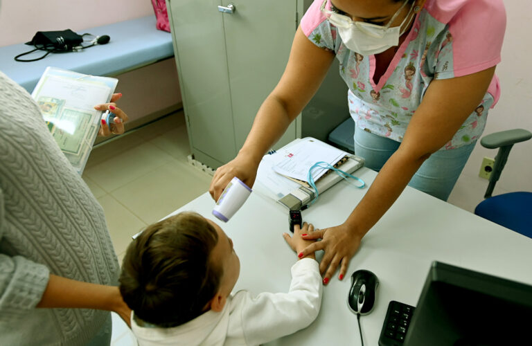 Começou nesta sexta-feira a vacinação contra a gripe no Paraná para todas as pessoas acima de seis meses de idade