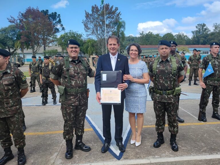 Prefeito Eliseu Mibach recebe o Diploma de Colaborador Emérito do Exército