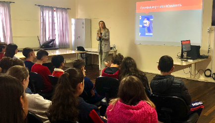 Promotora de Justiça realiza palestra sobre bullyng em escola de Canoinhas