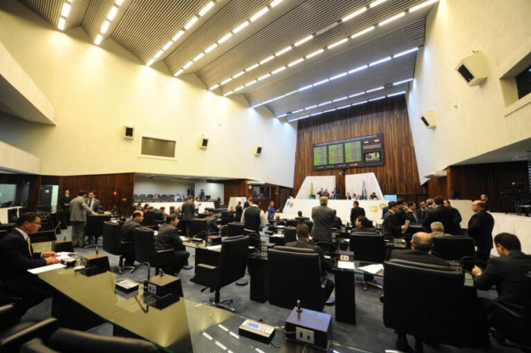 Deputados do Paraná cobram “voto de repúdio” ao ministro do STF Gilmar Medes