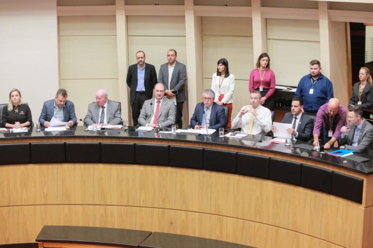 Repercute entre os deputados a decisão do Tribunal de Contas para que Jorginho de Mello pague os repasses do PIX