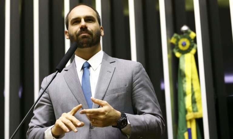 Ministro determina à Polícia Federal que analise ofensas de Eduardo Bolsonaro contra professores