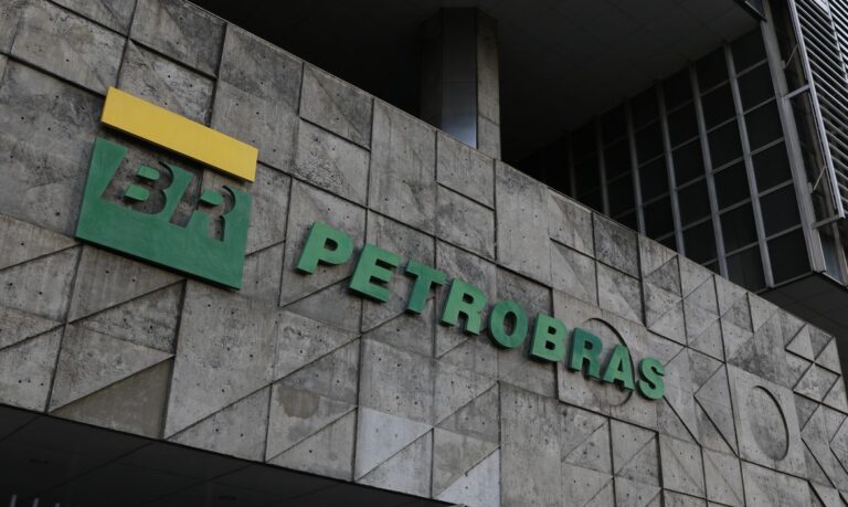 Petrobras bate recorde de produção de produção de gasolina e diesel S10 em junho