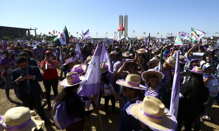 Marcha das margaridas reúne mais de 100 mil mulheres em Basília