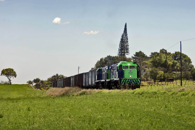 Governo do Paraná entrega projeto ao Ibama para construção de importantes trechos da ferroeste