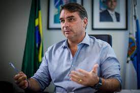 Direita traz ao Paraná Flávio Bolsonaro para evitar crescimento do PT no pleito municipal