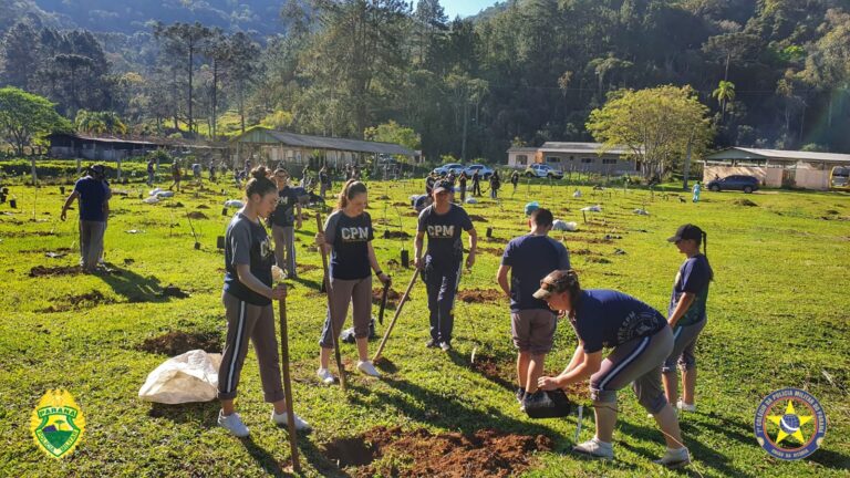 Alunos do 7º Colégio da Polícia Militar realizam o plantio de árvores