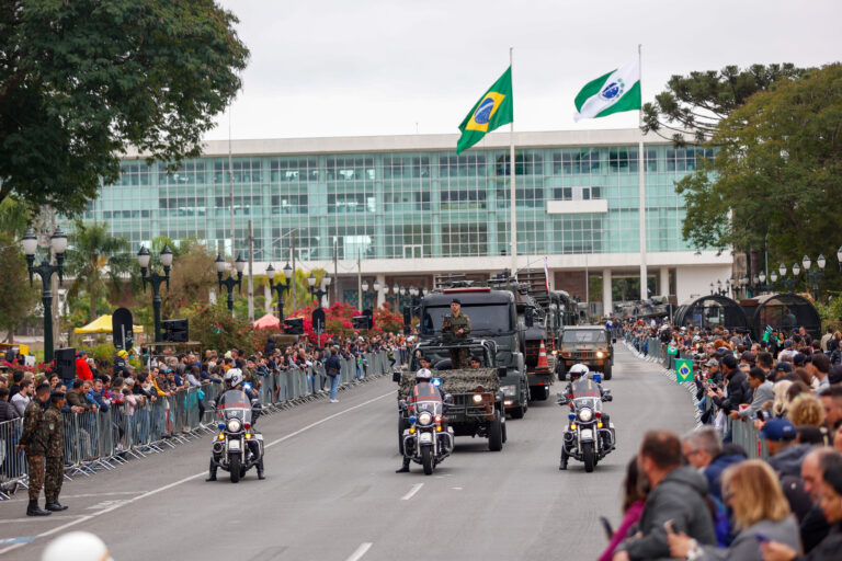 Milhares de pessoas no desfile de 7 de setembro em Curitiba