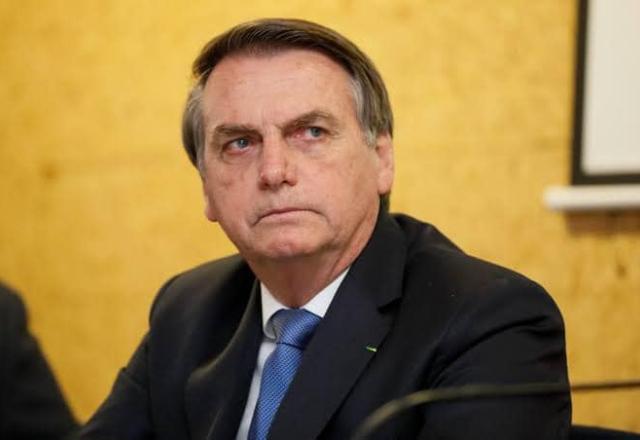 Bolsonaro voltou a enfrentar desconforto intestinal e foi internado