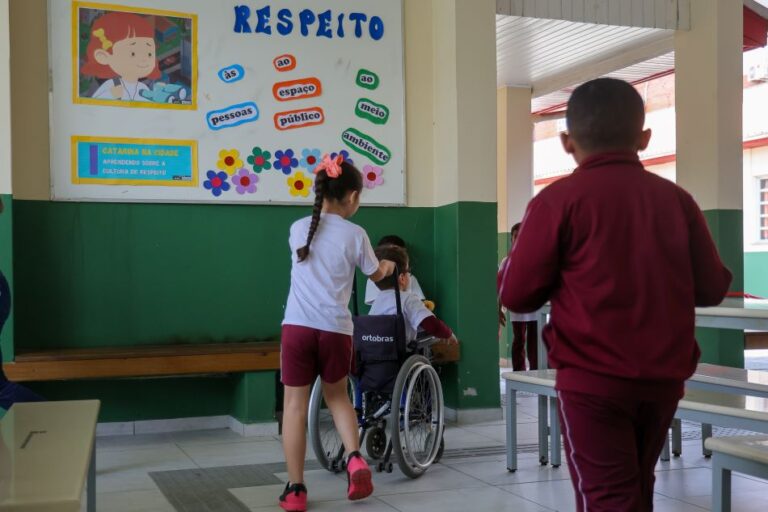 Governo de Santa Catarina vai às escolas para divulgar “Prêmio Honestidade”