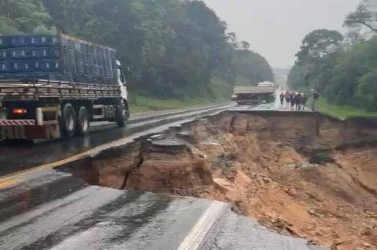 Situação das enchentes no Paraná e o DNIT já está analisando a cratera na BR-476