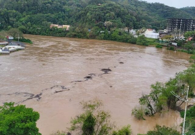 As fortes chuvas, a situação de vários municípios e das estradas de Santa Catarina