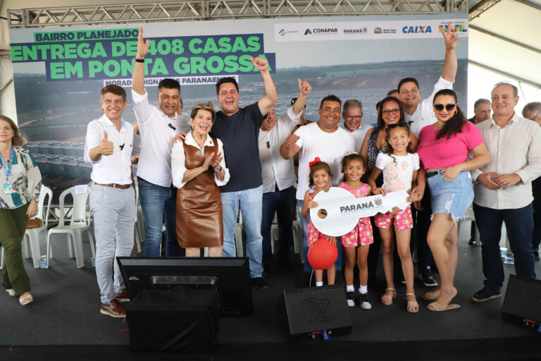 Governador Carlos Massa Ratinho Junior entrega 408 casas em Ponta Grossa