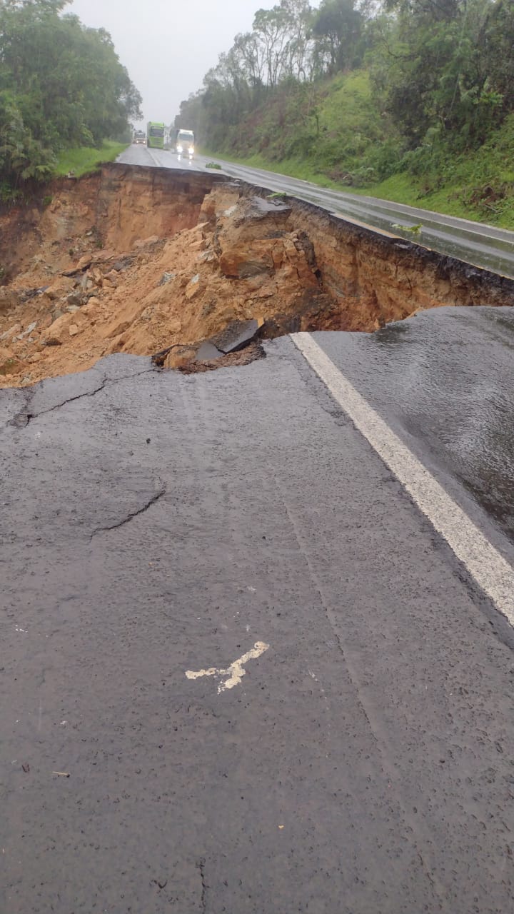 Chuvas aumentam o nível do Rio Iguaçu e causam o desmoronamento de BR-476