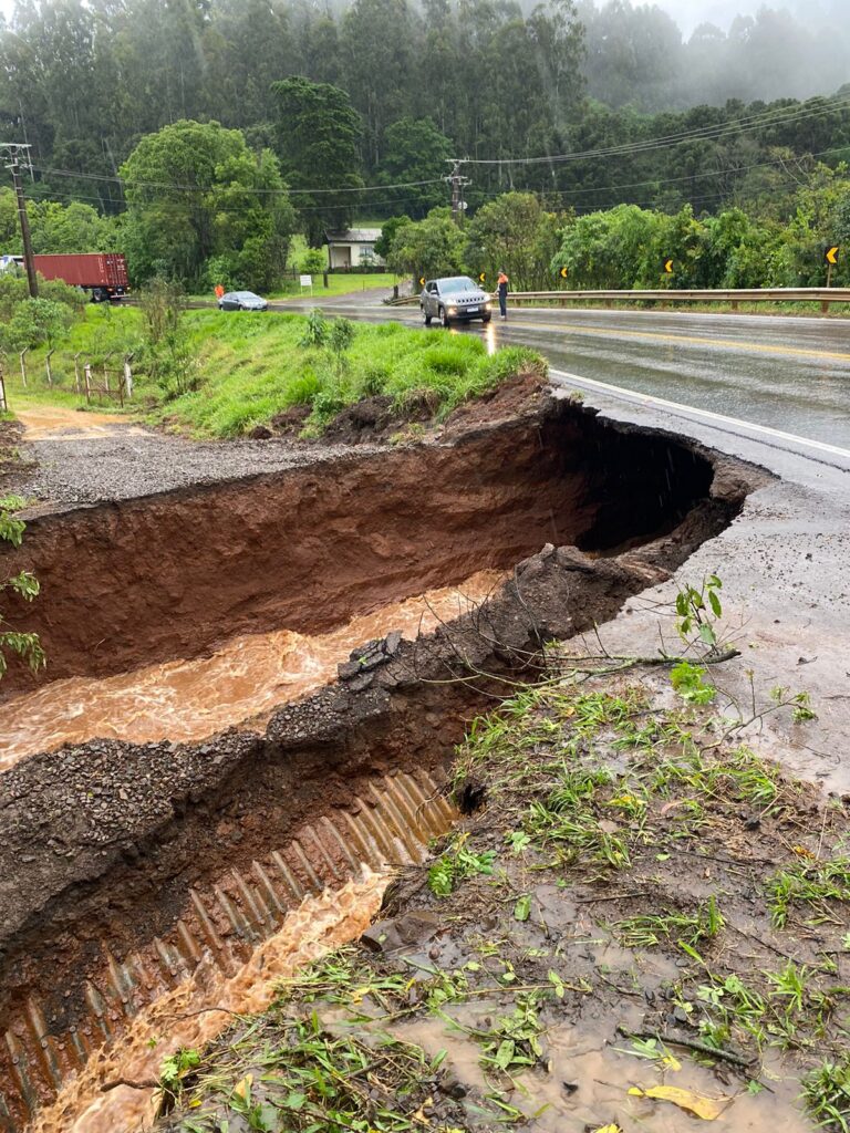 Estradas estaduais e federais interditadas em Santa Catarina