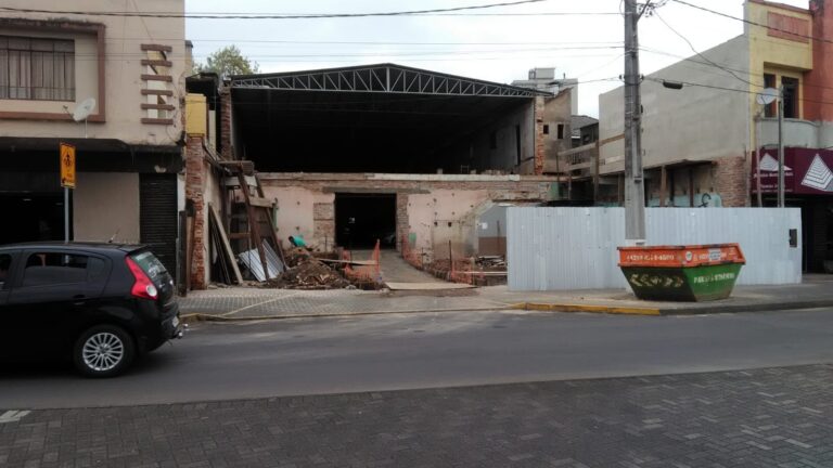 Prédio do histórico Cine Odeon, na Praça Hercílio Luz, está sendo demolido