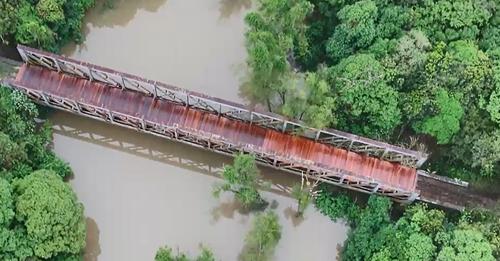 Ponte de ferro que dá acesso à Área Industrial de Porto União está sendo assoalhada