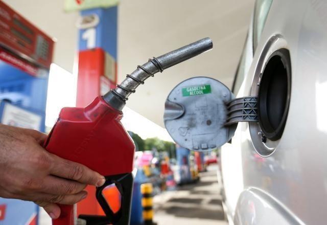 Preço da gasolina baixa nas distribuidoras e do diesel sobe a partir de sábado (21)