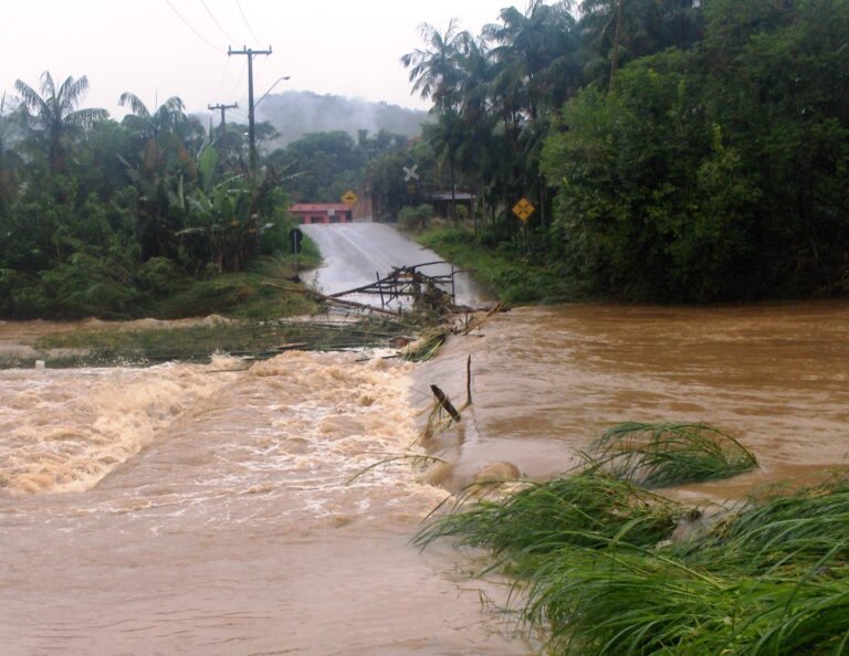 Chuva deve dar uma trégua nesta quinta-feira (5), mas permanece em áreas próximas ao Paraná