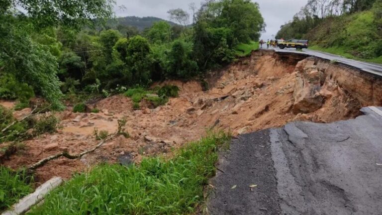 Rodovias federais e estaduais bloqueadas no Paraná neste sábado (14)