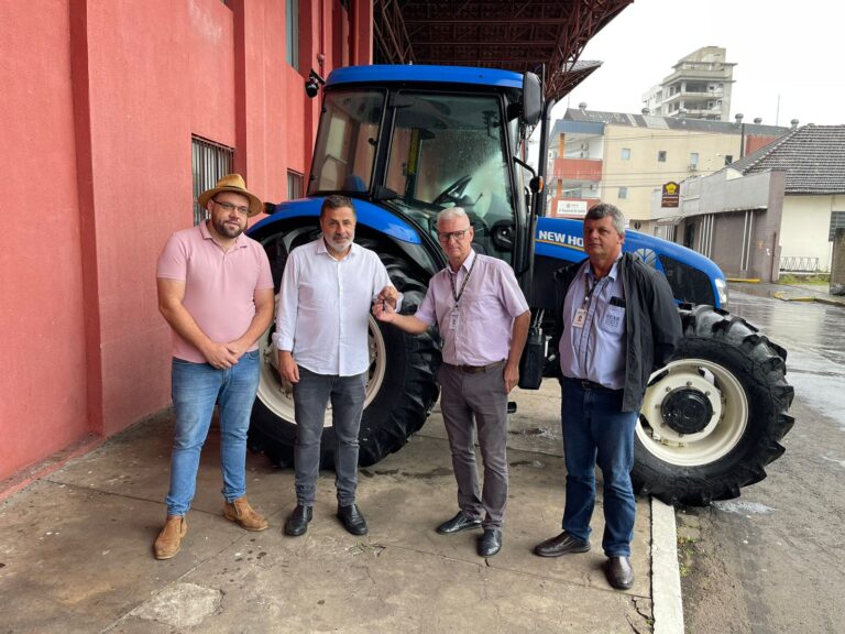 Secretaria Municipal de Agricultura de União da Vitória ganha trator-traçado